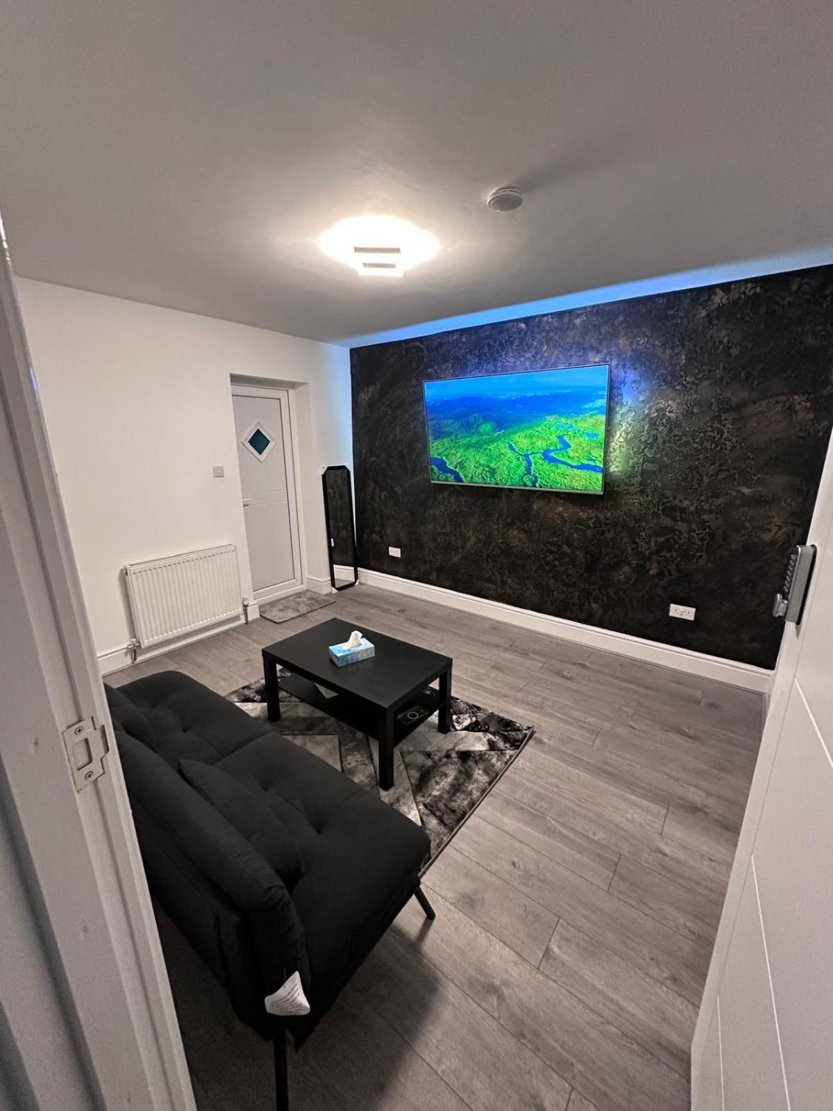 Modern Cozy One Bedroom Appartement *